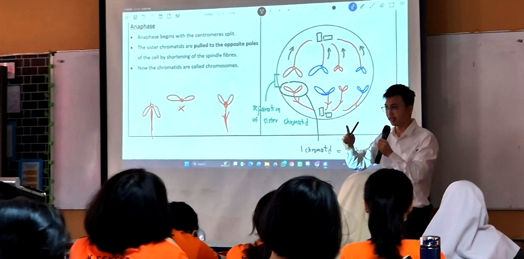 CH GOH teaching SPM Science live in classroom
